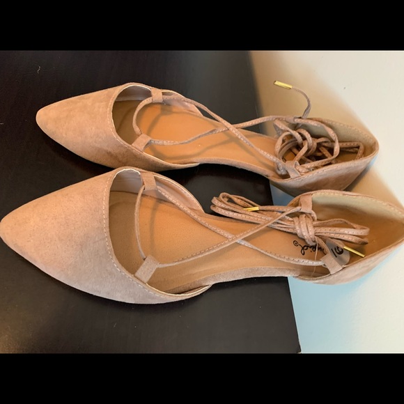 Women’s size 9 tan ballerina flats w/ laces - Picture 2 of 2
